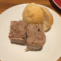 ドラード - 自家製パン
                シェア用に切り分けてもらいました。