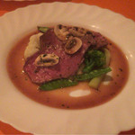 【黒毛和牛種 仔牛モモ肉のロースト シャンピニオンソース】本日のメイン。2枚と言うのがまた豪勢(=ﾟωﾟ)ﾉお肉の味わいがたっぷり堪能出来ます♪