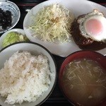 食堂 志らいわ - ハンバーグ定食、750円です。