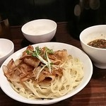 魁 肉盛りつけ麺 六代目 けいすけ - 肉盛つけめん200g　温玉＆半ライスセット