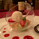 マゼランズ - ラウンドグラスデザート/ヴァンブランジュレ、メイプルクッキー、ピスタチオクリーム、バニラアイスクリーム、ストロベリー（ガリオン/スペシャルコース）