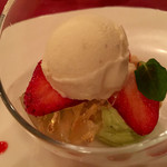 マゼランズ - ラウンドグラスデザート/ヴァンブランジュレ、メイプルクッキー、ピスタチオクリーム、バニラアイスクリーム、ストロベリー（ガリオン/スペシャルコース）