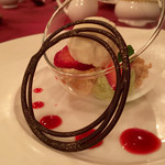 マゼランズ - ラウンドグラスデザート/ヴァンブランジュレ、メイプルクッキー、ピスタチオクリーム、バニラアイスクリーム、ストロベリー（ガリオン/スペシャルコース）