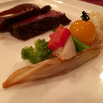 マゼランズ - 黒毛和牛のロースト、ジンジャーソースとルージュソルト（ガリオン/スペシャルコース）