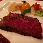 マゼランズ - 黒毛和牛のロースト、ジンジャーソースとルージュソルト（ガリオン/スペシャルコース）