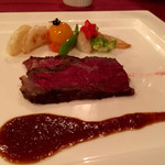 マゼランズ - 黒毛和牛のロースト、ジンジャーソースとルージュソルト（ガリオン/スペシャルコース）
