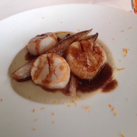 Benoit Alain Ducasse - ホタテ、赤ワイン煮