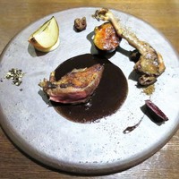 ル スプートニク - 茨城ピジョンのロースト
                　胸肉、もも肉、肝
                　玉ねぎのローストと、ピュレ
                　イチジクのキャラメリゼ
                　赤ワイン、血、チョコレートのソース