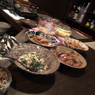 カウンター前に並ぶ”おばんざい”