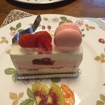 アステリスク - ホワイトチョコムースとベリー系のケーキ。見た目が可愛いので購入。次は買わん。普通。