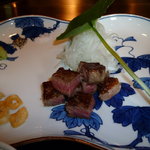 あざみ野うかい亭 - お肉はの付け合わせはタマネギ　ワサビの葉