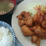おあじ食堂 - ミックスフライ定食(税込み780円)
            エビ、白身魚、コロッケ、鶏モモ唐揚げが盛り合わせとなる。