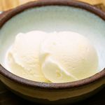 Vanilla ice cream with brown sugar soybean powder