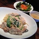 サッチモ - H.27.11.6.昼 ランチ サーモンとほうれん草のクリームパスタ 780円