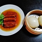 マダム紅蘭 - 『東坡肉』(1700円)！豚の角煮４個、マントウ２個～♪(^o^)丿