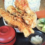 お食事処 はくさい - 大きなアナゴと野菜、そしてエビの天丼。