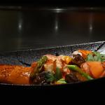 加拿大活龍蝦和時令蔬菜在鐵板燒美式