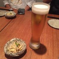 鶏一途 - 生ビールにお通しの皮のポン酢和え