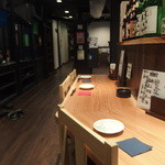 やきとりの炭活 - カウンター席その２。カウンターを取り囲むように小上がりのお座敷があります