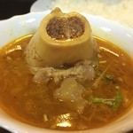 クシ - 牛骨を煮込んだビーフカレーの「ニハリ」