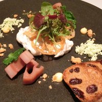 神楽坂 フレンチレストラン ラリアンス - 美食の歓び 4800円 のおおいた冠地鶏、加賀れんこん、フロマージュブランのサラダ仕立て