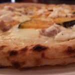 Pizzeria IL VIAGGIO - 厚さ均等でずっしりした生地