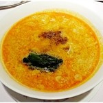 高級中国四川料理 登龍 - 坦々麺　1300円（ランチタイムのお値段）　実にコクのあるマイルドな坦々スープです♪