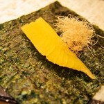 鮨 棗 - 数の子を海苔で巻いて食べる