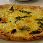 ラッコ アメーノ - イル・リフージョ（イタリア産カラスミ、モッツァレラ、グラナバダーノ、バジルのピザ）　2,000円