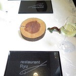 レストランRyu - 右）グラスワイン（白）シャルドネ、チリ産　左）洋梨スパークリング