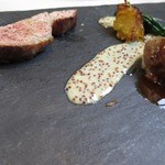 右）こめかみの煮込み　左）グリル