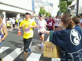 Satouya - やまがたまるごとマラソンでは、本町店の前で「乃し梅エイド」としておふるまいを。ランナーの皆様の人気の品に。