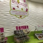 Menchie's Frozen Yogurt - トッピングコーナー