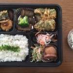 ダイニング紺家 - 日替わりのおかず二種が両方とも入った弁当、¥780-。