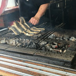 田代・活鰻をさばいて炭火焼
          丁寧にうちわで熱を起こし、タレにつけては、焼き加減を直接、触って確認します。職人のなせる業。