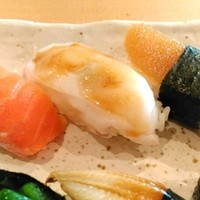 すし 堺 - サーモンや帆立がとくに美味しかった。ランチ　なぎさ握り　1050円