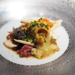 エクアトゥール - 牛肉のカルパッチョ　銀杏のソース　フォン・ド・ボー　松茸　雲丹
      