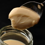 ラ コンテント - 栗のパンナコッタのソースは栗に生クリーム、ダークラム、ブランデー、白ワイン、そして酸味のアクセントに１リットルを作るのに２ｋｇもの国産うんしゅうミカンを使用した、濃縮還元ではないストレートオレンジ果汁をプラス。大人の雰囲気漂うソースです。