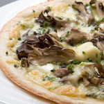 “Shinshu” Maitake mushroom and green onion pizza
