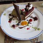 シュバルツバルト - シュバルツバルダーキルッシュトルテ　ピスタチオのアイスクリーム添え（820円)