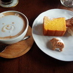 towa mowa cafe - カフェラテ６００円税込　かぼちゃケーキ６００円税込　２０１５．１１
