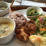 すずとらカフェ - ランチ、1380円。味噌汁、デザート、飲み物付きです。