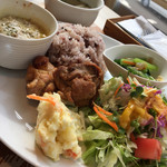 すずとらカフェ - 19雑穀米のランチプレート。
