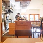 Le Monde Gourmand - 店内のテーブル席の風景です