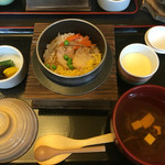 銀の穂 - 富士山麓豚の角煮釜飯とキノコ汁