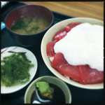 パヤオ直売店 - まぐろ山かけ丼 850円