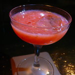 バー アトリウムギンザ - フレッシュ苺のダイキリ。ラムベースの定番カクテルを、とびきりフルーティーに
