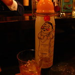 バー アトリウムギンザ - 哺乳瓶の形をしたブランデー（デュカスタン）。酒を飲まずミルクを飲めという政府に対抗して作られた