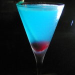 バー アトリウムギンザ - ブルー・ラグーン。「青いカクテル」というオーダーで作っていただいた。レモンとウォッカで爽やか