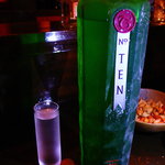 バー アトリウムギンザ - 知人お気に入りのタンカレーNo10。キンキンに冷やしてストレートで頂く、粋な飲み方